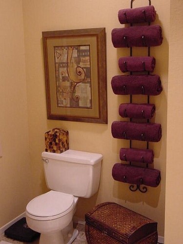 4. Asciugamani puliti riposti sul portabottiglie di vino da parete.