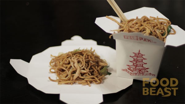 5. Il tipico contenitore da noodles cinesi può essere aperto e divenire un piatto! A voi la scelta.