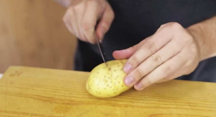 Gekochte Kartoffeln in zwei Sekunden schälen? Dieser Trick macht es möglich! - 1