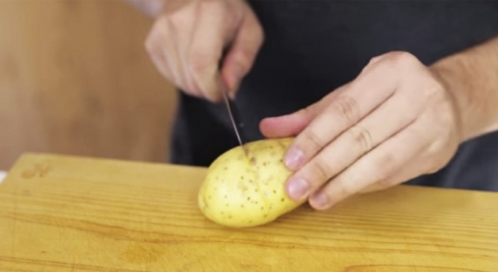 Pelar las papas hervidas en 2 segundos? Este simple truco te lo permitira - 1