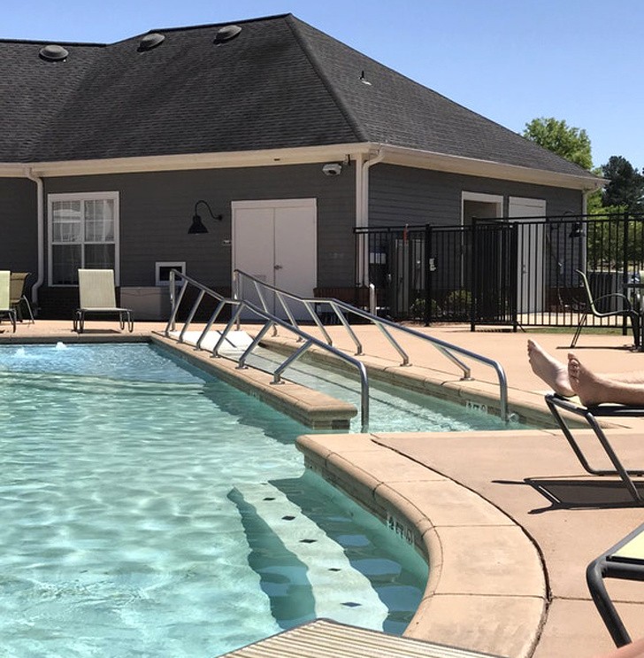 C'est l'entrée de la piscine conçue pour les personnes qui se déplacent avec le fauteuil roulant. Vous en avez déjà vu une ?