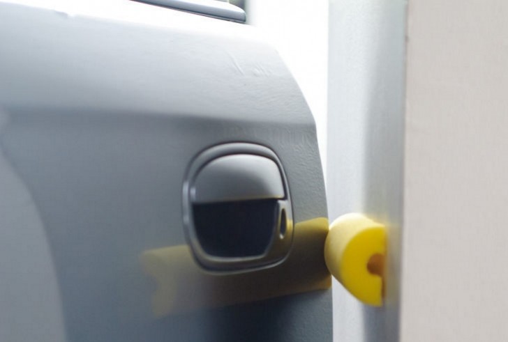3. Eine der beliebtesten Anwendungen aller Zeiten: als Schutz für die Autotür, wenn die Garage klein ist.