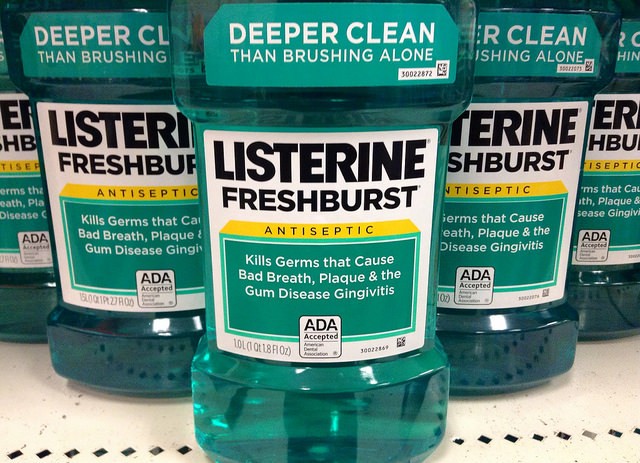 Listerine ist die Marke der Mundspülung, die sich am besten für alternative Anwendungen eignet: So könnt ihr sie verwenden.