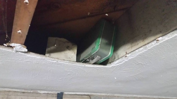 Le sorprese, però, non erano finite. Circa una settimana dopo, l'uomo ha trovato un'altra cassetta, nascosta in un altro punto del soffitto!