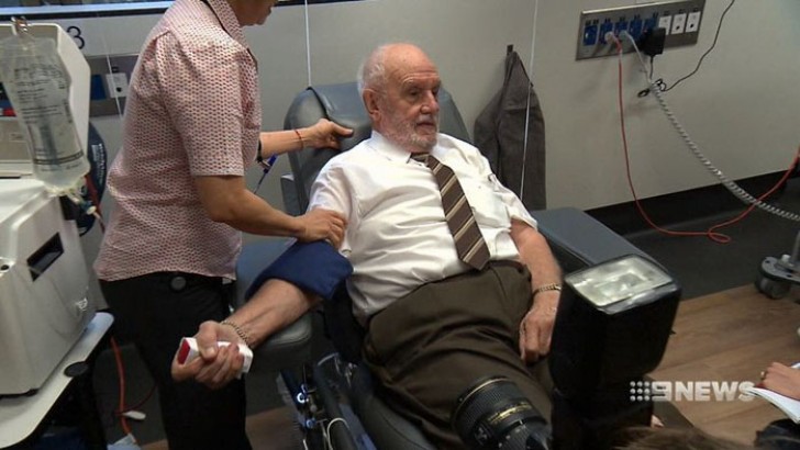 Maintenant, pour protéger sa propre santé, la Croix-Rouge australienne a demandé à l'homme "au bras d'or" (c'est ainsi qu'on l'appelle) de prendre sa retraite.