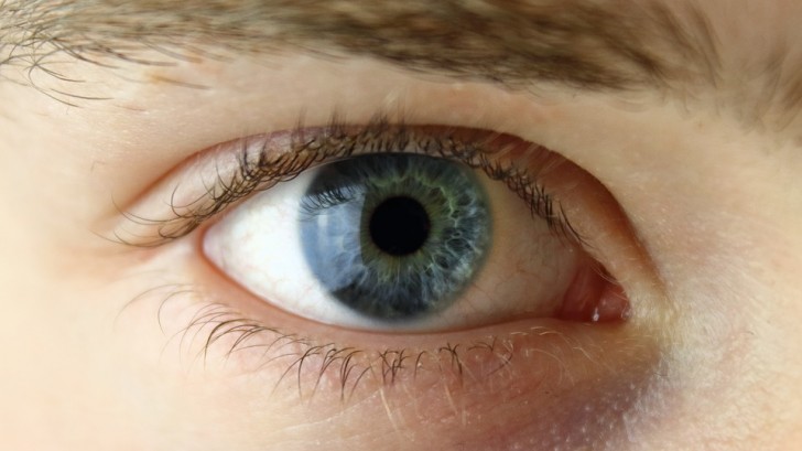 1. Avoir les yeux bleus