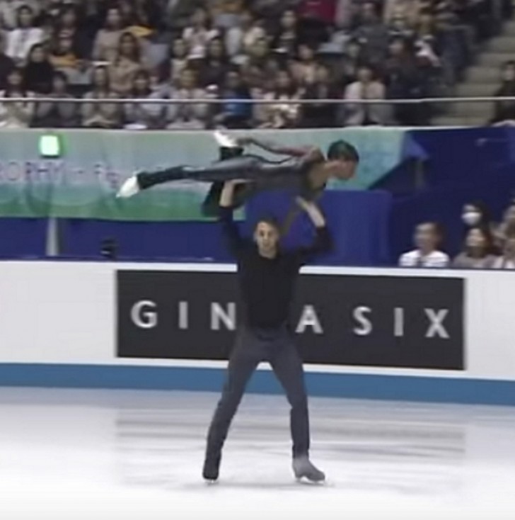 Les deux patineurs se déplacent de façon synchronisée : chaque mouvement semble être d'une facilité incroyable, mais vous pouvez deviner l'exercice qui se cache derrière.