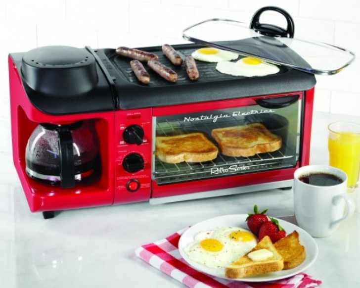 7. Lo strumento per la colazione inglese che fa tutto: prepara il caffè, tosta il pane e cuoce salsicce e uova alla piastra!