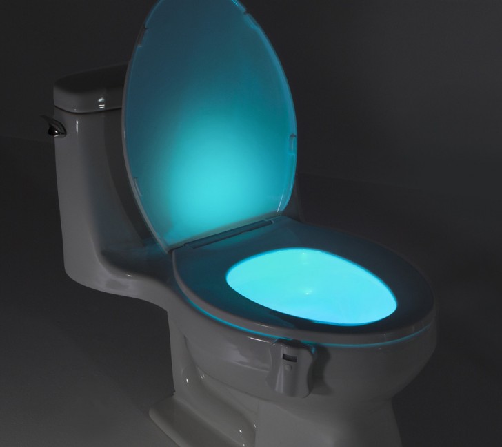 Un accessorio che abbellisce il bagno e che permette di raggiungerlo anche di notte, senza accedere altre luci.