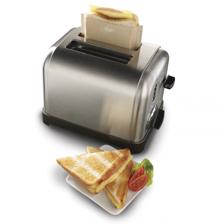 La macchina tostapane che serve il toast in comodi sacchetti di carta, per evitare fastidiose scottature.