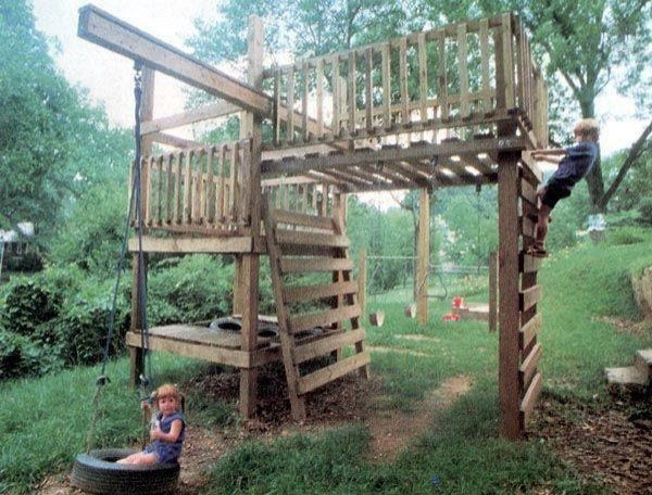 12. Another model of a wooden pallet playhouse to animate the fantasy of your more adventuresome children!