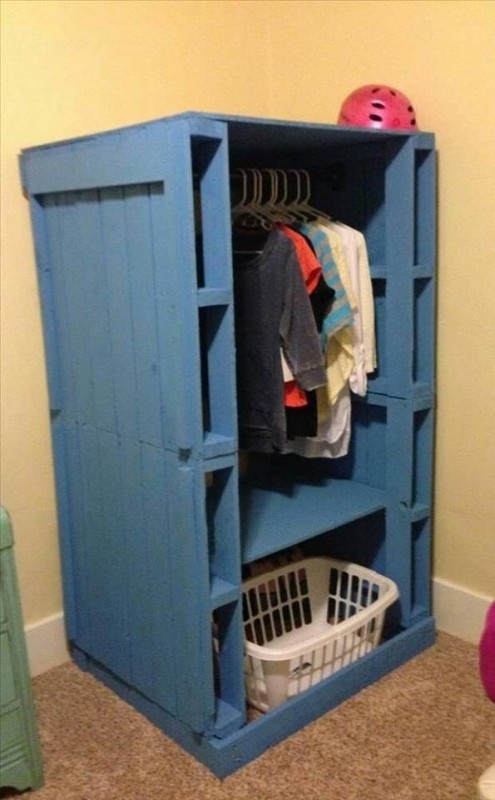 22. A small wardrobe that is easy to make and convenient for storing all the odds and ends at home!