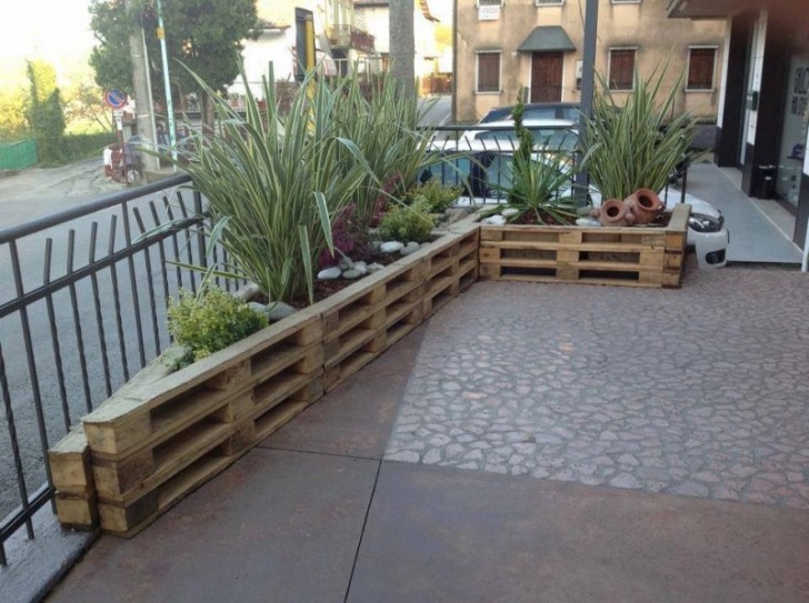 6. Maceteros en pallet facilisimos de realizar, para decorar cada angulo del jardin.