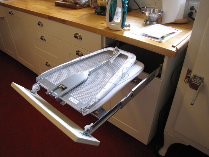 In the space where there used to be a drawer, in this kitchen, an ironing board has been set up and can be pulled out when necessary! How many of you do not know where to keep your ironing board?