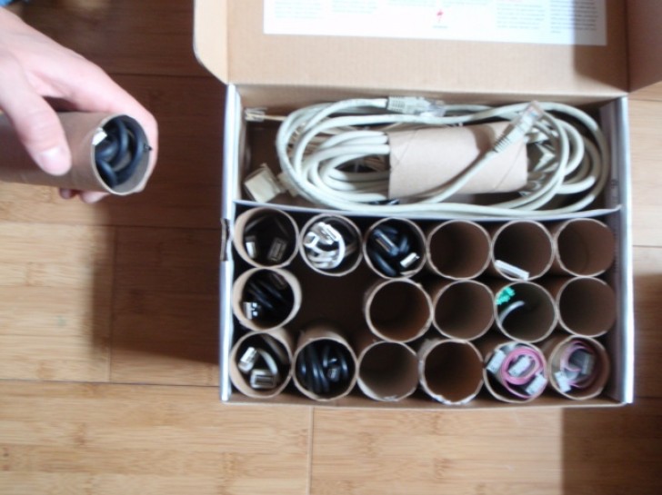Empty cardboard toilet rolls are the best allies for keeping cords and cables in order.
