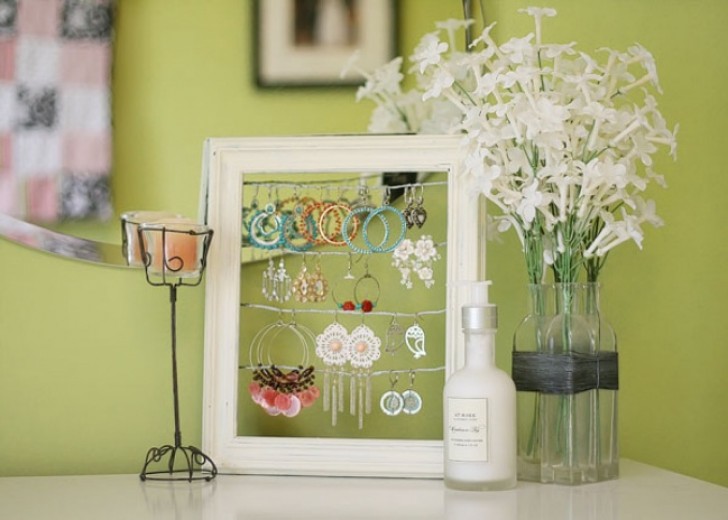 Earrings always in disarray? Use an old picture frame to create a clever way of keeping them organized and always in sight.