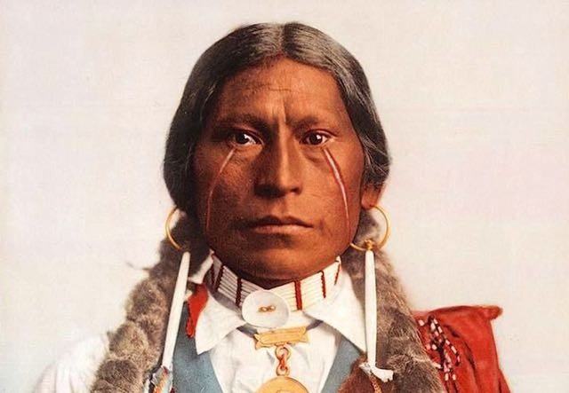 Der Häuptling der Apachen Jicarilla James A. Garfield, fotografiert 1899 von William H. Jackson.