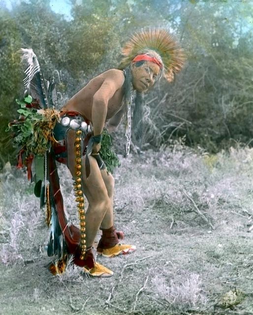 Ein Mann des Stammes der Crow der einen traditionellen Tanz ausführen möchte. 