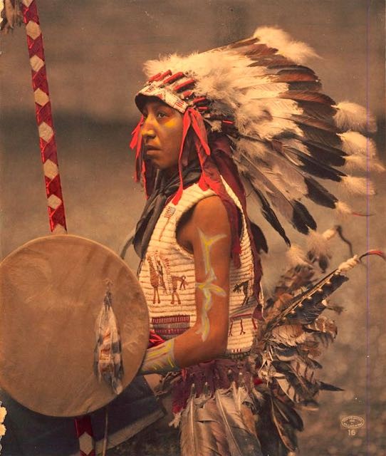 Il figlio di Cavallo Americano, il capo Oglala Lakota noto per aver fatto da guida all'esercito statunitense e aver promosso la convivenza pacifica fra indigeni e bianchi.