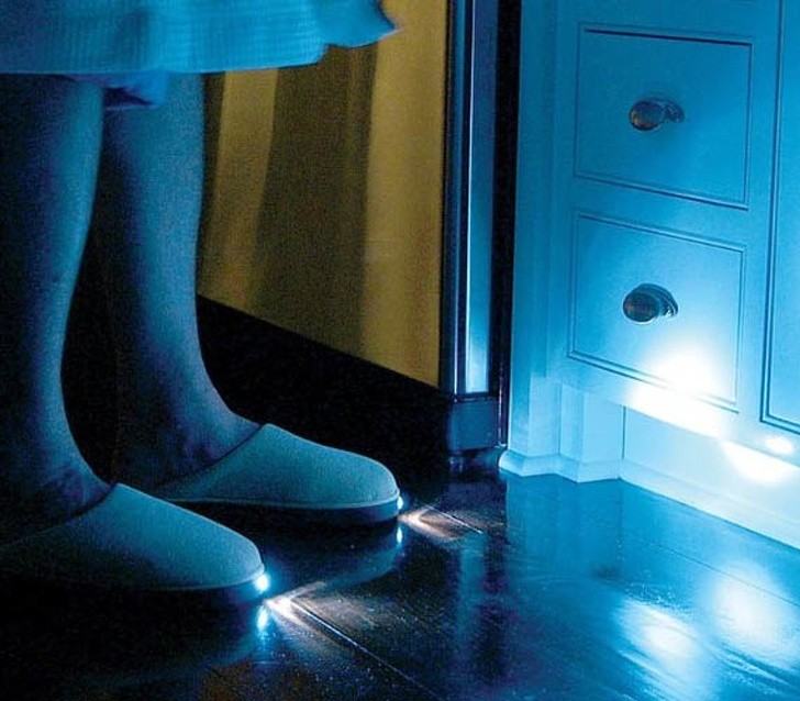 13. Mai più calci agli spigoli dei mobili con queste pantofole a LED...