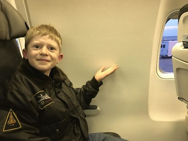 9. Wenn ihr einen Platz am Fenster reserviert, um den ersten Flug eures Kindes zu etwas Besonderem zu machen!