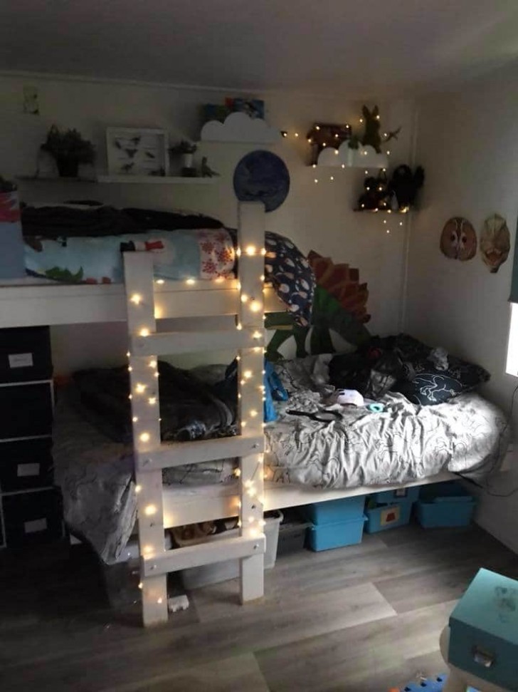 Voici la "chambre" des enfants : un espace certes restreint mais avec des lits superposés, personnalisés et confortables.