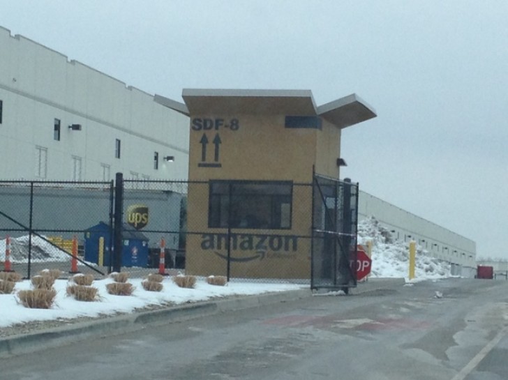 Entrén för ett Amazon-lager.
