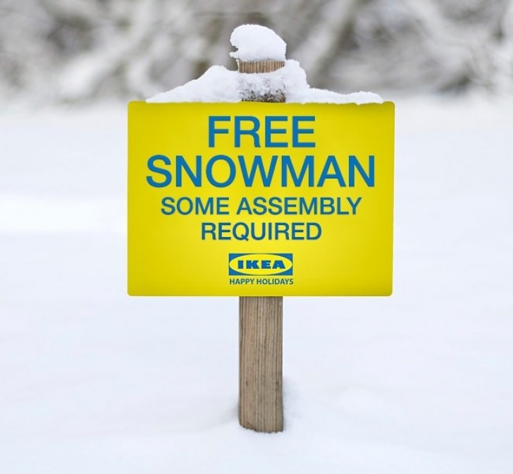 Ovanför ett snötäcke ... IKEA meddelar att man kan få snögubbar, uppenbarligen att monteras själv!
