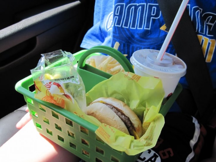 It could happen that eating in the car is unavoidable so minimize the risk of a disaster by preparing food baskets!