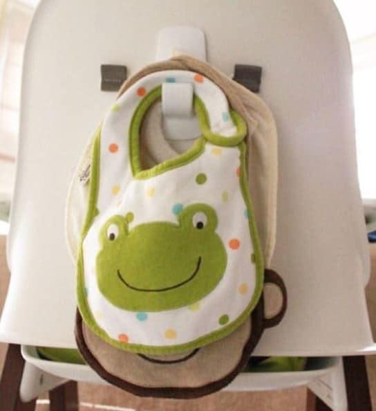 Where to put baby bibs? One possibility is to hang them on a self-adhesive hook behind the high chair to have them always at hand!