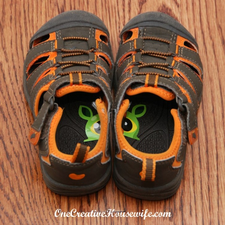 Help your children to distinguish the right from the left (and put on their shoes correctly) with a similar trick.