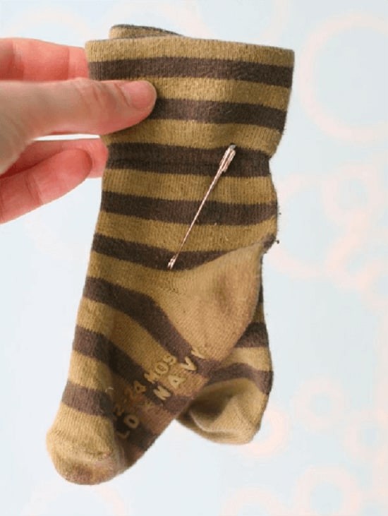 Usar las alfileres de gancho o los broches pisapapeles para hacer que las medias no terminen desaparecidas en el lavarropas o en el secarropa.