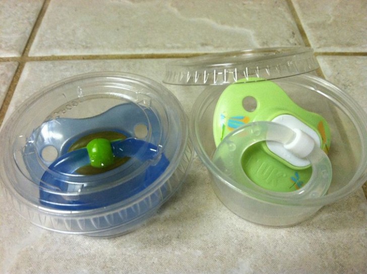 Do not throw away plastic containers, they can be helpful for the most diverse uses, starting with your baby's pacifier!