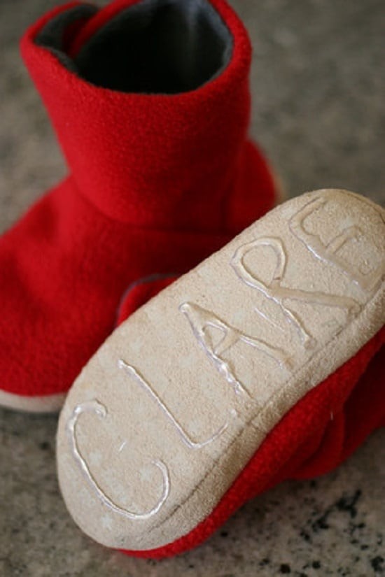 Do you want to make your children's shoes non-slip? Arm yourself with hot glue!