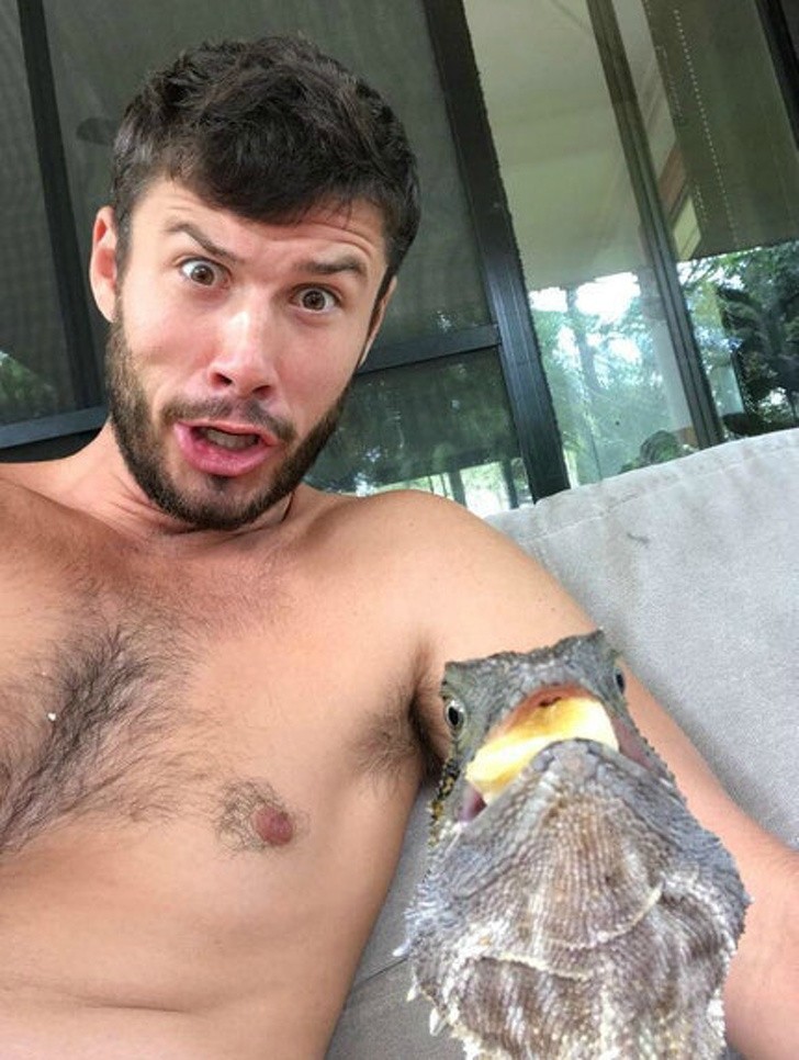 Selfie con la iguana que come una banana.