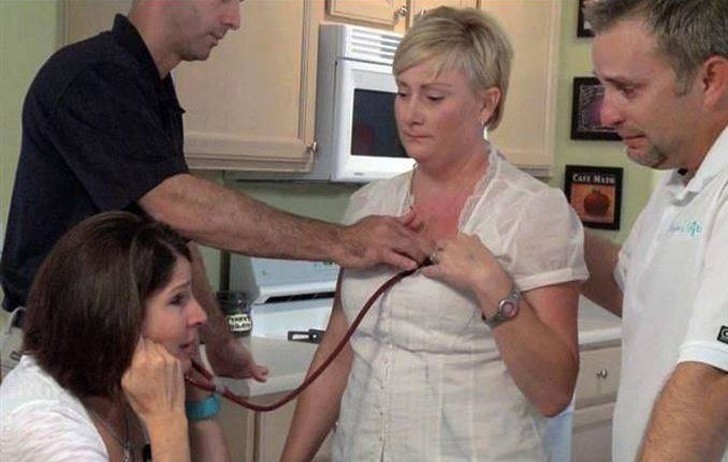 Una madre in ascolto del cuore della figlia di 13 anni, donato ad una donna.