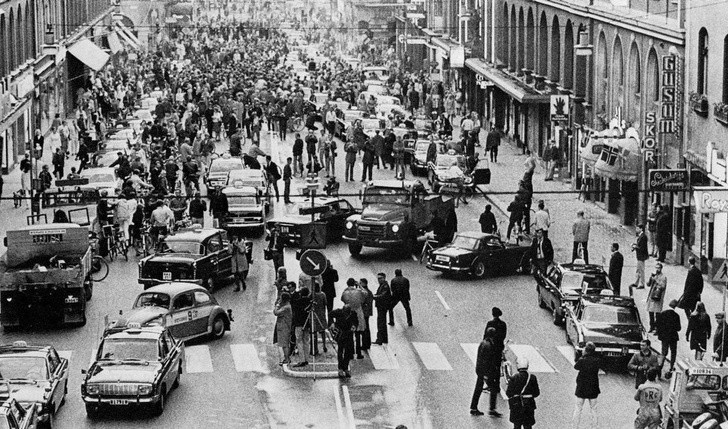 Stockholm op de dag dat er van links rijden naar rechts rijden werd overgegaan, september 1967.