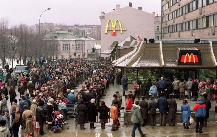 De rij om de eerste McDonalds binnen te gaan die werd geopend in Moskou, 31 januari 1990.