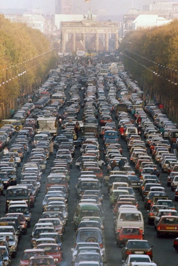 Al het verkeer dat ontstond toen inwoners van Oost-Duitsland naar het westelijk deel van de stad trokken, 1989.