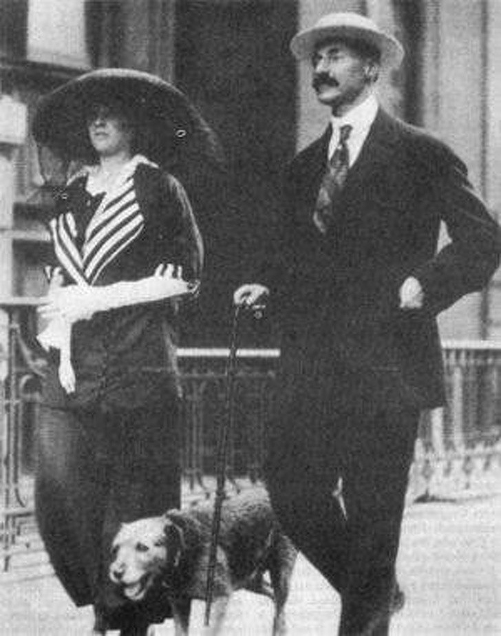 John Jacob Astor IV, Unternehmer und amerikanischer Schriftsteller zusammen mit Frau und Hund, bereit für eine Fahrt auf der Titanic. Nur sie hat das Unglück von 1912 erlebt und wenig später brachte sie ihren Sohn zur Welt.