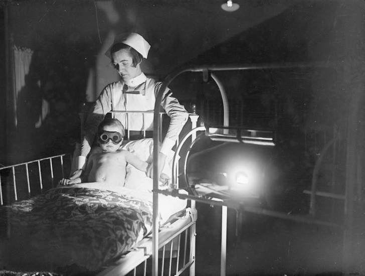 Jongetje tijdens 'zonne-therapie', in 1928.