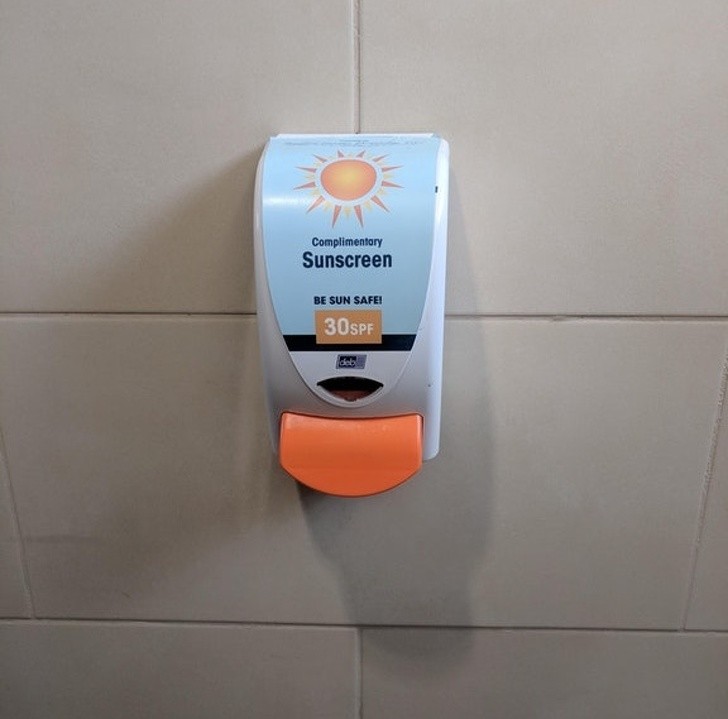La protection contre les rayons du soleil est tout aussi importante que de donner à chacun la possibilité de se protéger : un distributeur de crème solaire dans un bain public.