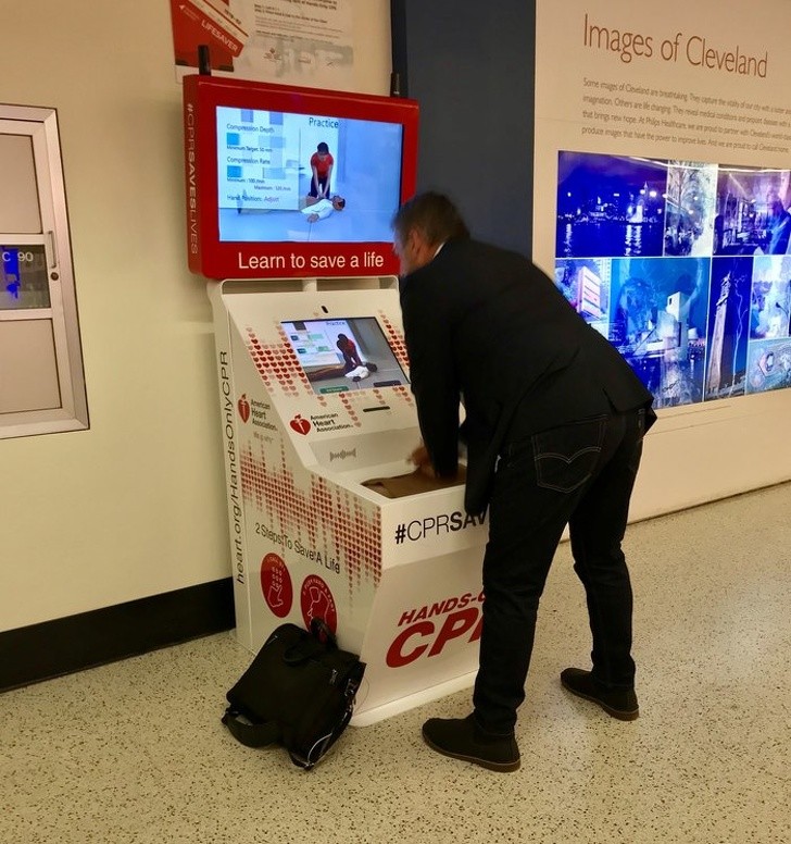 Op het vliegveld van Cleveland is een platform geïnstalleerd waar men het geven van een hartmassage kan oefenen, terwijl er op de vlucht wordt gewacht.