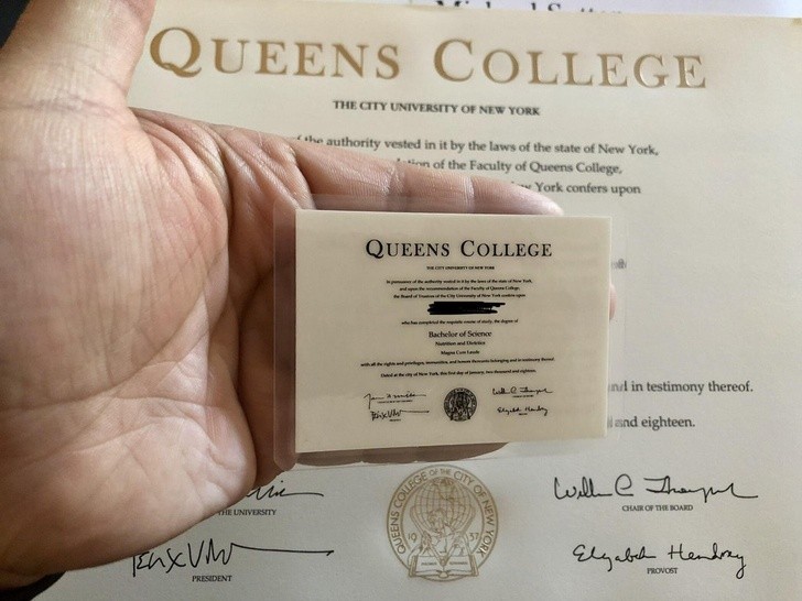 Deze universiteit verstuurt het diploma in twee formaten, eentje daarvan 'steek je zo in je zak'.