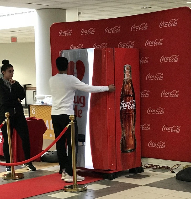 Deze Coca Cola-distributieautomaat accepteert omhelzingen in plaats van geld.
