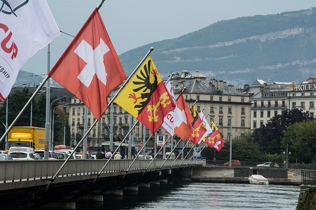 I posti di lavoro disponibili superano il numero di chi è senza lavoro. Una situazione più unica che rara nel restante panorama europeo, in cui la Svizzera si inserisce pur non facendone parte.