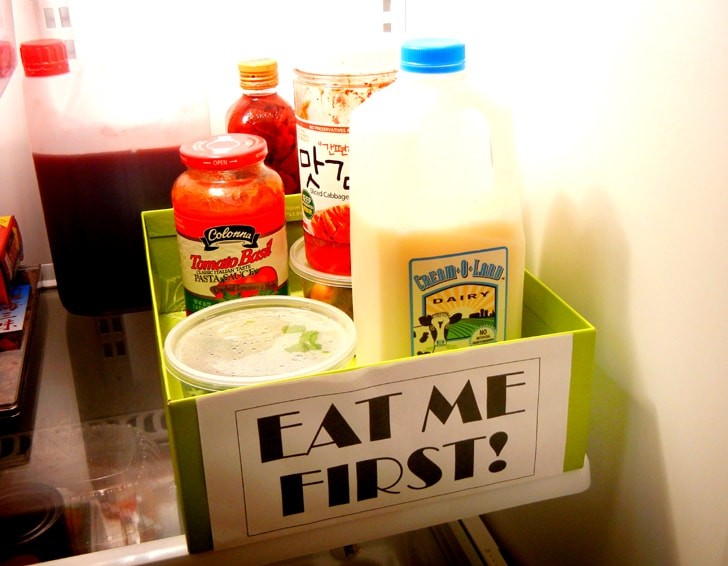 At the supermarket, they offer discounts for expiring foods, why not use this same idea in the fridge at home and create a box for foods that must be consumed as soon as possible?