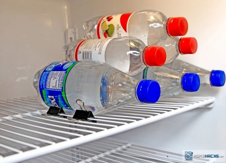 Per voi l'acqua va in frigo? Ecco il trucco che vi aiuta a non invadere il frigo di bottiglie!