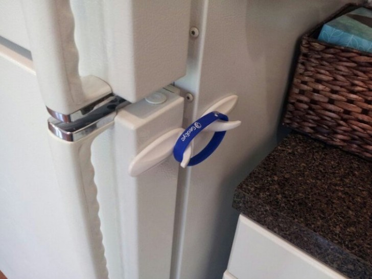 And if what you want is to prevent the little ones from getting into the fridge, then here is an emergency lock that you can create in a moment!