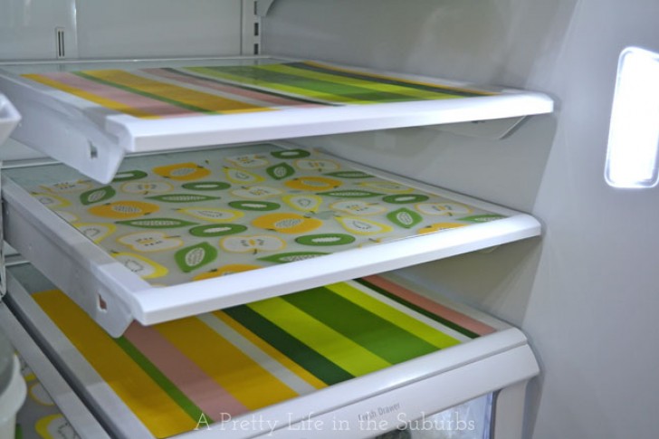 And if you're still thinking about all the solutions that allow you to save time while cleaning the fridge, here's another trick --- protect the shelves using common plastic placemats!